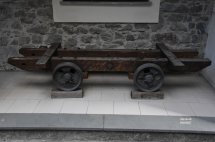 Il carrello impiegato per il trasporto della statua