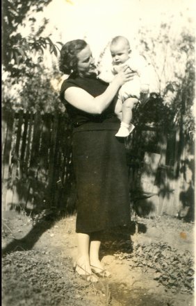 Antonio con la mamma Anna - 1957